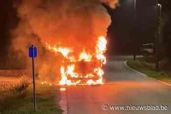 Bestelwagen volledig uitgebrand in de Vosseslag: “Ook het wegdek raakte beschadigd”