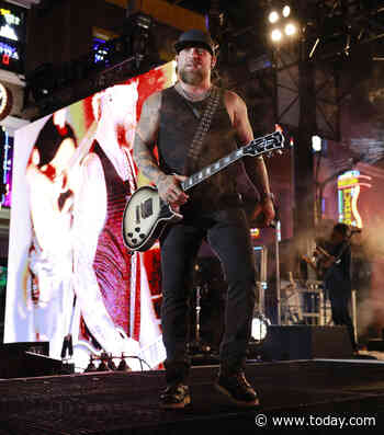 Country singer Brantley Gilbert pauses concert to help wife give birth in tour bus