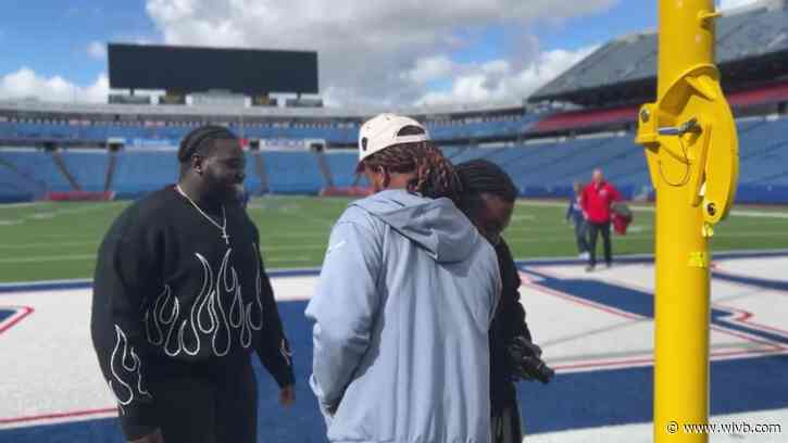 Damar Hamlin gives heartfelt welcome to Bills fans during stadium tour