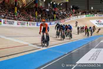 VIDEO. Wat een krachttoer: Nederlandse topsprintster Lorena Wiebes pakt bij debuut op WK baanwielrennen meteen goud in scratch