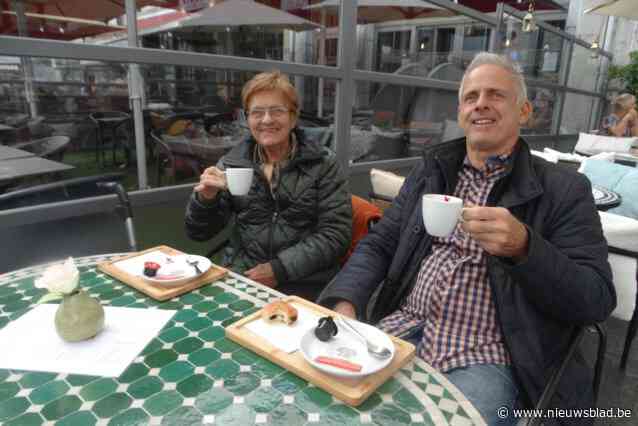 Marktgangers getrakteerd op gratis koffiekoek bij restaurant op Grote Markt: “Steunen lokale horeca door er iedere donderdag een koffie te drinken”