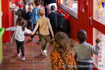 Vrouw gecolloqueerd die kinderen aansprak aan de schoolpoort en hen probeerde mee te lokken