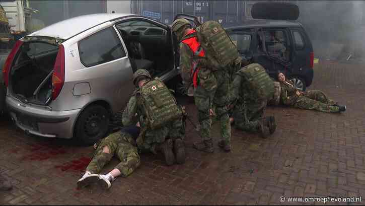 Emmeloord - 	Militairen oefenen in Emmeloord hoe ze moeten handelen bij een raketinslag