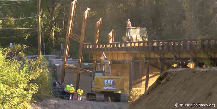 3 dead and 4 injured in collapse of Mississippi bridge being prepped for demolition