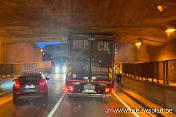 Vrachtwagen rijdt zich vast in spoorwegtunnel: “Dit is zeker niet de eerste keer”