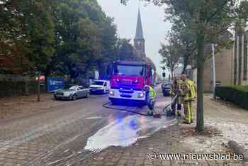 Brandweer moet gemorste verf van rijbaan spuiten