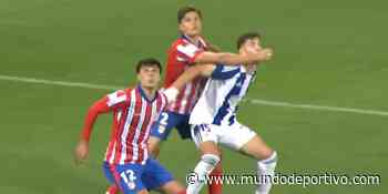 Surrealista: El árbitro expulsa a un jugador del Atleti B, le engañan... y ¡le quita la roja!