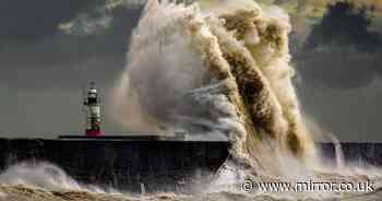 Storm Ashley sees 'weather bombs' forecast to batter UK as 80 mph winds on way