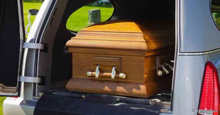 Funeral home apologises after corpse falls out of hearse into traffic