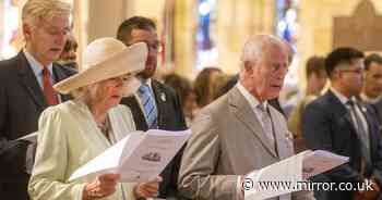 King Charles' first full day on Australian tour - from poignant act to impromptu walkabout and anti-monarchy protest