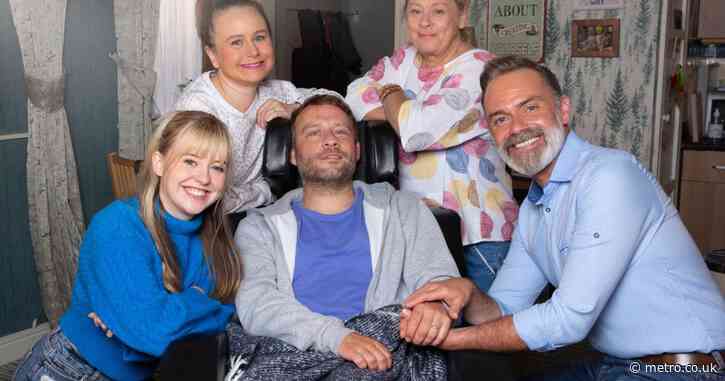 Beloved Coronation Street star reunites with cast for day out after soap death