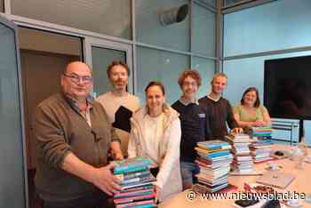 Bibliotheek schenkt mooi stapeltje boeken aan plaatselijke basisscholen