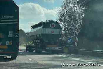 Vrachtwagen botst tegen botsabsorbeerder op E313 in Hoeselt