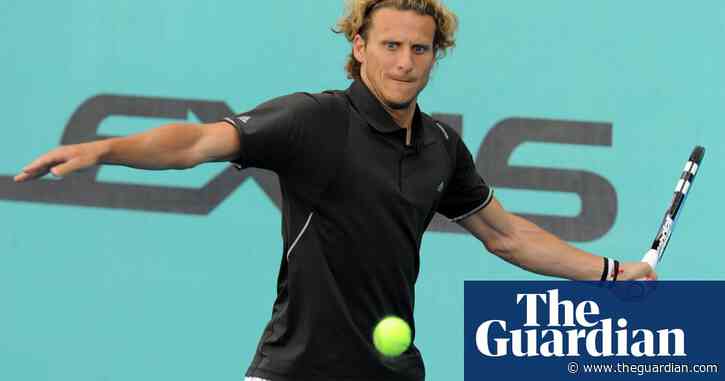 Former Manchester United striker Diego Forlán to make pro tennis debut