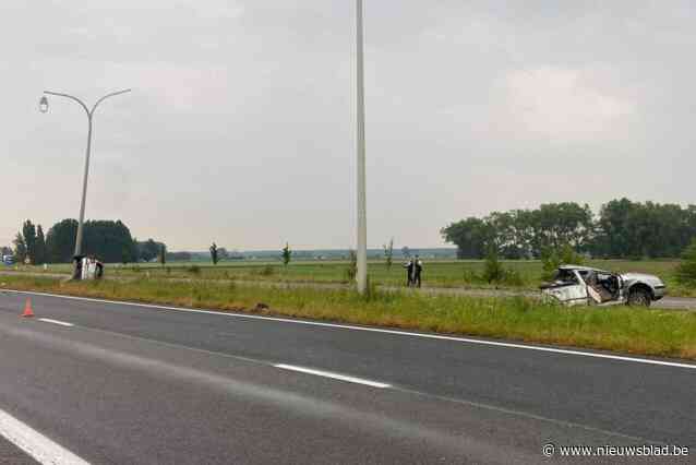 Twee doden nadat auto in tweeën brak: wie trok plots de handrem aan terwijl ze 130 kilometer per uur reden?