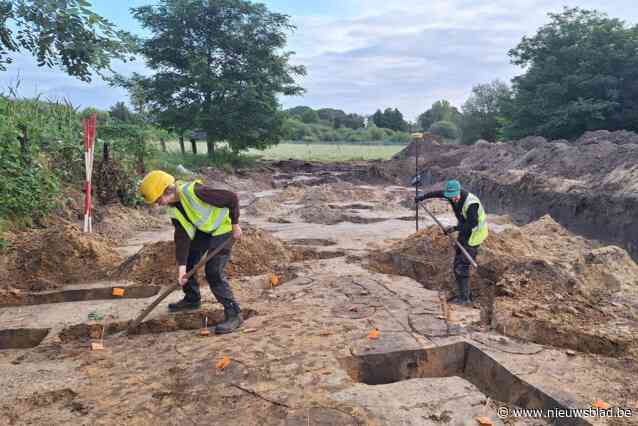 Archeologisch onderzoek voor bouw nieuwe brug levert schatkamer aan artefacten op: “Van bijna intact prehistorisch potje tot Karolingische mantelspeld”