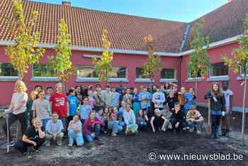 Leerlingen van basisschool ’t Wensbos planten bomen aan voor nieuwe buitenklas