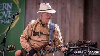 Phil Lesh, who anchored the Grateful Dead with thundering bass lines, dead at 84