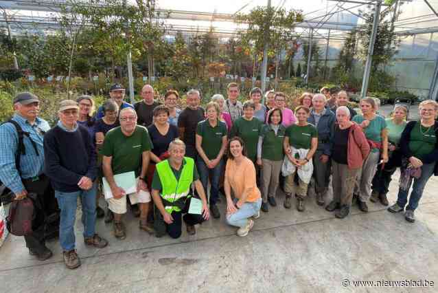 Natuurwandelaars ontdekken natuurgebied en gaan op bedrijfsbezoek in tuincentrum