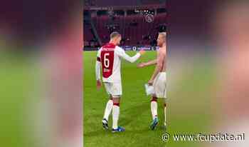 Ajax-ster trekt shirt uit, Henderson's reactie laat fans lachen