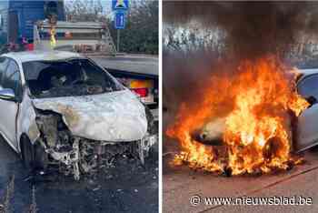 Auto crasht op wegversmalling en vliegt in brand