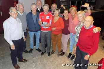 Wielerclub huldigt 92-jarige Jos met rode leiderstrui