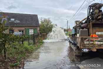 Water spuit al twee uur lang uit kapotte leiding: straat staat blank