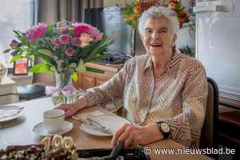 Germaine blaast 100 kaarsjes uit