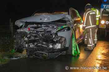 Wagen knalt tegen betonnen paal: bestuurder raakt lichtgewond, kabels hangen over weg