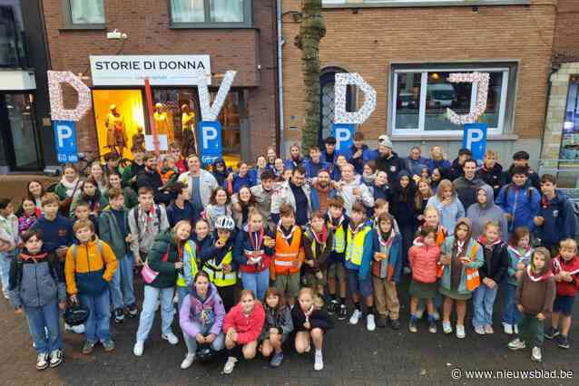 Jongeren gaan naar school in uniform voor Dag van de Jeugdbeweging