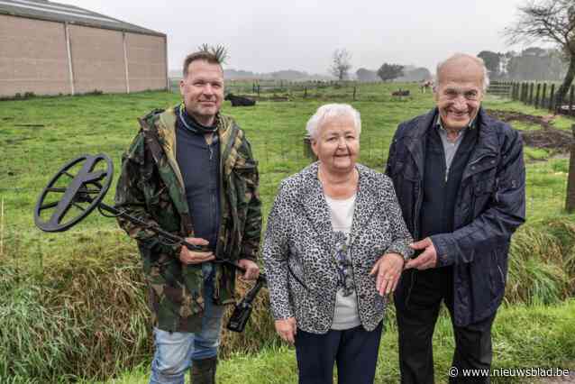 60 jaar geleden raakte Lena (80) trouwring kwijt op akker, nu vindt Jan hem terug: “Mooiste cadeau dat ik me kon wensen”