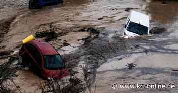 Spanien: Unwetterfluten reißen Autos mit – Schnellzug entgleist