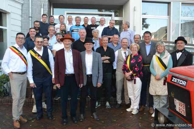 Kampioenen wielertoeristenclub in oldtimer naar gemeentehuis