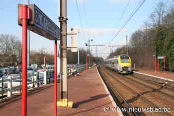 Politie vat twee jongeren die vuurpijlen naar trein schieten