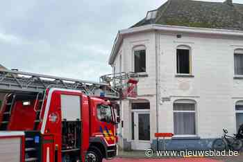 Straat tijdlang afgesloten na woningbrand, schade blijft beperkt