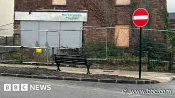 Newspapers & trending: Is this bench facing the wrong way?