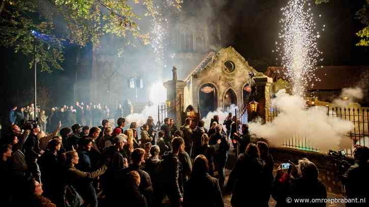 Zwarte loper en hordes BN'ers: poorten van Danse Macabre officieel geopend