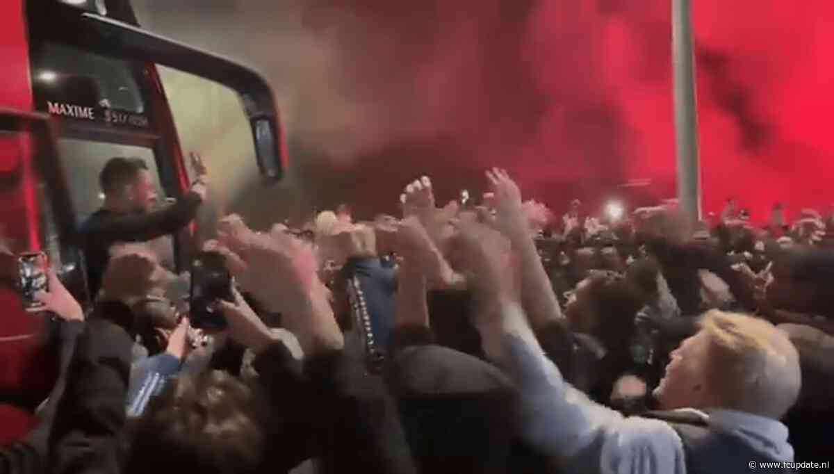 Groot feest in Amsterdam: spelersbus Ajax met vuurwerk onthaald bij Johan Cruijff ArenA