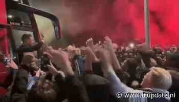 Groot feest in Amsterdam: spelersbus Ajax met vuurwerk onthaald bij Johan Cruijff ArenA