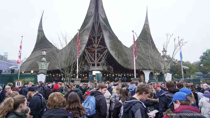 Honderden mensen wachten bij poort Efteling voor ritje in Danse Macabre