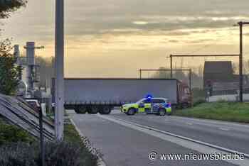 Vrachtwagen verspert Industrielaan in Diepenbeek