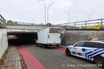 Bestuurder lichte vrachtwagen rijdt zich vast in tunnel Zemstbaan: geen gewonden maar schade aan voertuig is groot