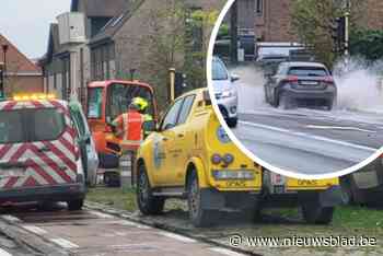 Liters water op de weg  nadat leiding werd geraakt: brandweer ter plaatse