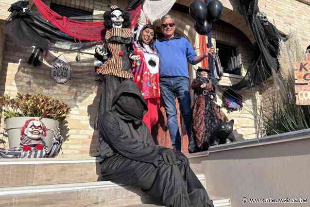 IN BEELD. Sharmila (54) richt huis als spookhuis in tijdens Halloween: “Een beetje horror in je leven mag wel”