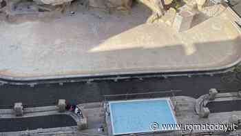 Fontana di Trevi svuotata per il restyling. I turisti lanciano le monetine in una "piscina"