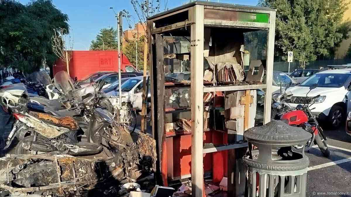 Bruciata la bibliocabina dei bambini del quartiere, i genitori lanciano un flashmob di protesta