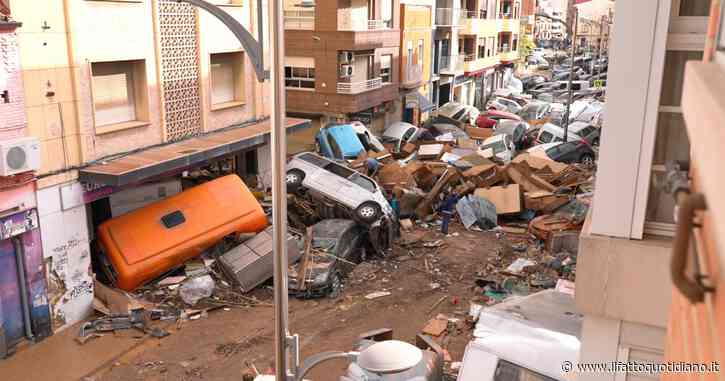 Strage a Valencia, la distesa di veicoli accatastati uno sopra l’altro nelle vie del comune di Sedaví: le immagini