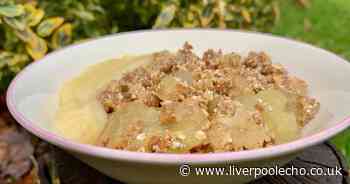 Slimming World friendly easy apple crumble recipe for healthy dessert