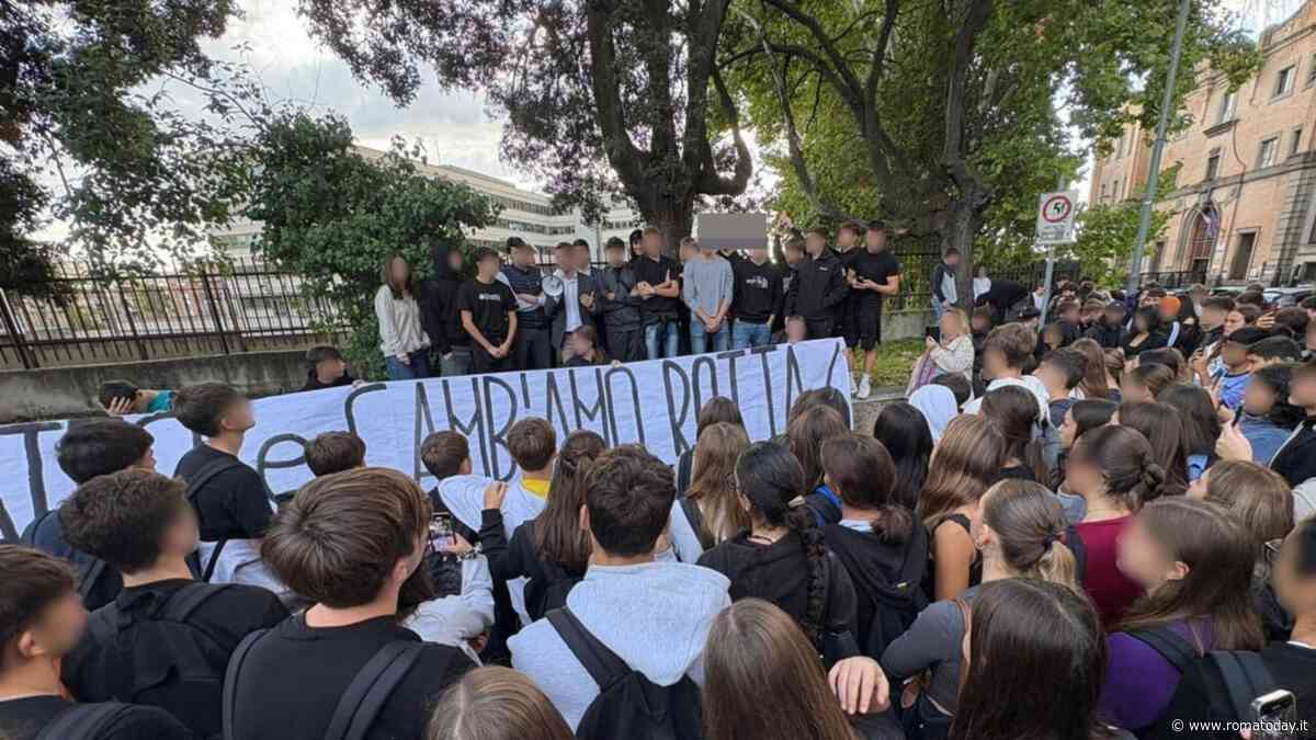 Bagni rotti e allagamenti nel liceo, dopo la protesta degli studenti scattano gli interventi