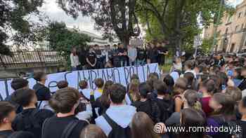 Bagni rotti e allagamenti nel liceo, dopo la protesta degli studenti scattano gli interventi